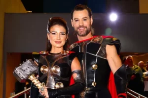 Sertaneja e o namorado Rony Cecconello, estavam vestidos de Thor. Paula Fernandes festeja aniversário com tema de 'Os Vingadores'; fotos