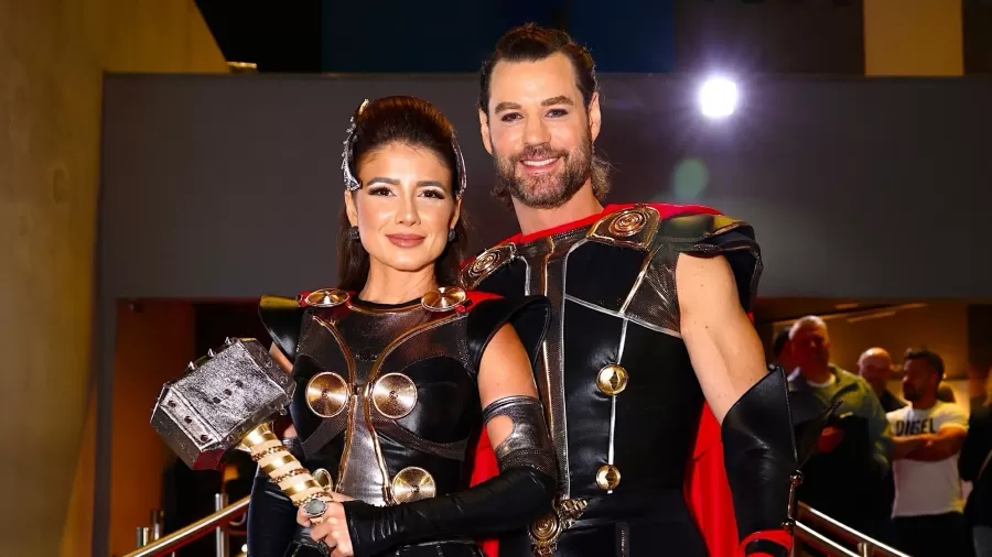Sertaneja e o namorado Rony Cecconello, estavam vestidos de Thor. Paula Fernandes festeja aniversário com tema de 'Os Vingadores'; fotos