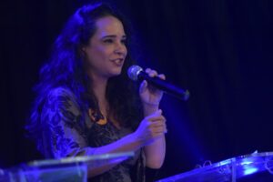 Cíntia Dias ironiza Vitor Hugo: "vou repetir devagar, é LGBTQIAP+"