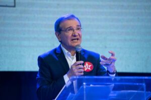 Wolmir ouve críticas de Vitor Hugo e responde: "parece disco furado"