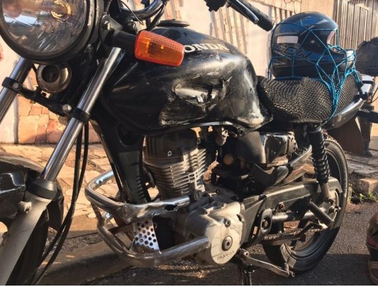 Moto foi levada por familiares da vítima depois de acidente. (Foto: PM)