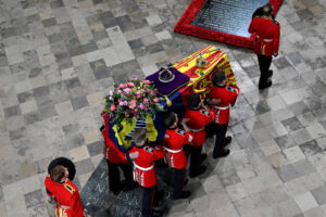 Cerimônia oficial acontece na Abadia de Westminster para 2 mil convidados. Funeral da rainha Elizabeth 2ª começa com cortejo em Londres