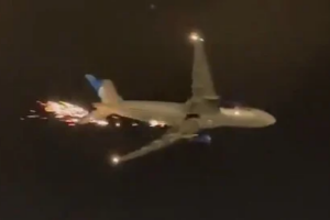 Avião com destino a São Paulo solta faíscas após decolagem em Nova York