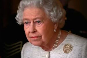 "Por favor, não tente entrar na fila até que ela seja reaberta". Reino Unido interrompe por 6h fila para ver caixão da rainha Elizabeth