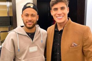Modelo é ex-namorado da mãe do jogador e quebrou quarto. A Fazenda: Tiago Ramos fala de Neymar e "quebradeira" em hotel
