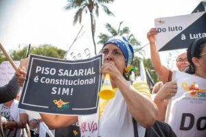 Profissionais da enfermagem fazem, na manhã desta sexta-feira (16), mais uma manifestação em prol do piso salarial da categoria. (Foto: Jucimar de Sousa/Mais Goiás)