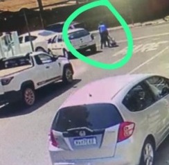 Câmeras de segurança registram o momento em que mulher furta a carteira em Anápolis. (Foto: Captura)