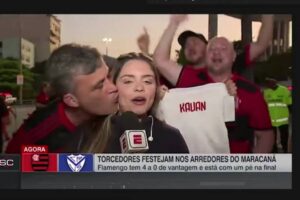 Torcerdor beijou rosto da repórter. Jornalista que cobria semifinal da Libertadores é assediada ao vivo e homem é preso