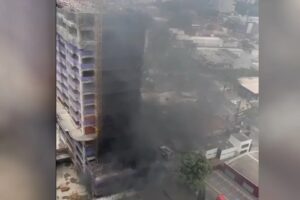 Prédio em construção pega fogo e dois operários são levados para hospital em Goiânia