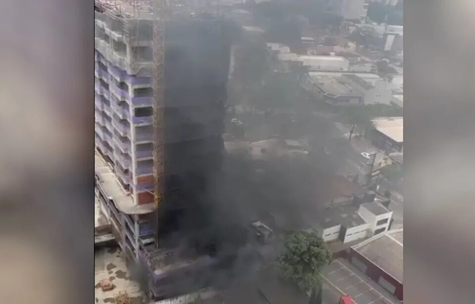 Prédio em construção pega fogo e dois operários são levados para hospital em Goiânia
