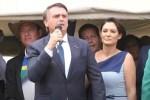 Bolsonaro ameaça outros poderes e elogia Michelle em discurso em Brasília (Foto: Reprodução)
