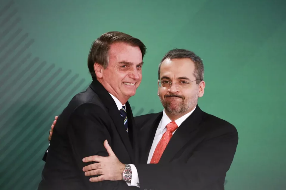 Para ele, a família do presidente se lambuzou na corrupção. Ex-ministro Weintraub sobre Bolsonaro: 'Não vou passar pano para ladrão'