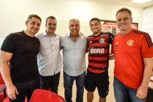 João Gomes ao lado da diretoria do Flamengo