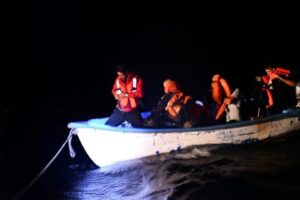 Navio da Marinha resgata argelinos à deriva na Espanha