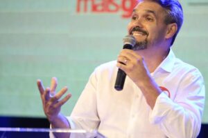 "Para investir em infraestrutura e equilibrar contas, tem que ter coragem para cortar privilégios e enxugar a máquina", aponta Diniz