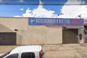 Um trabalhador, de 56 anos, morreu após cortar o braço enquanto instalava vidro dentro da igreja Assembleia de Deus. Acidente aconteceu no setor Cidade Jardim, em Goiânia, no último domingo (4).