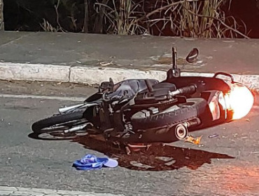 Um motociclista, identificado como Francisco Ribeiro, morreu depois de bater contra um carro em Caldas Novas, na região Sul de Goiás. (Foto: reprodução/Alan Cassio)