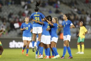 Jogadoras brasileiras comemoram gol diante da África do Sul