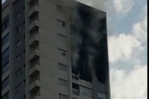 Quarto pega fogo em apartamento de Goiânia. (Foto: Reprodução)