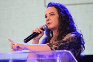 "No governo Caiado, apenas quatro mulheres foram colocadas no primeiro escalão e ele acabou com a Secretaria da Mulher. No governo de pessoas que estão aqui presentes, só uma mulher, que foi a esposa dele"