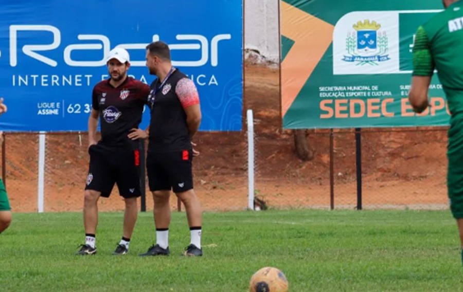 Lucas Oliveira (boné) em treino no Jaraguá