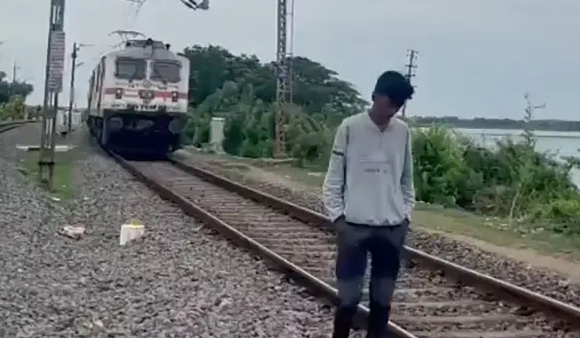 Indiano Ch Akshay Raj ficou com ferimentos no rosto e na perna. Adolescente é atingido por trem ao gravar reels para o Instagram; vídeo