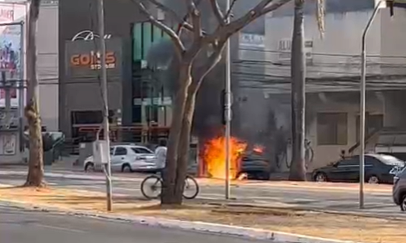 Caso aconteceu na Avenida 85 com a Avenida 136. Carro em movimento pega fogo no setor Marista, em Goiânia; vídeo