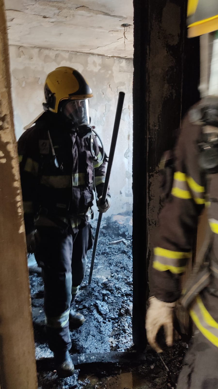 Bombeiros combatem incêndio em apartamento no Conjunto Vera Cruz, em Goiânia