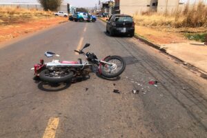 Motociclista bate em carro parado e passageira fica em estado grave, em Goiânia