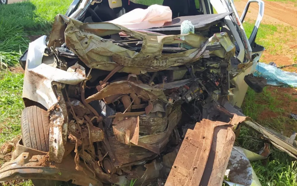 Conforme o relato da PRF, um Honda Fit conduzido por um homem de 39 anos ficou destruído após colisão na BR-364, em Cachoeira Alta