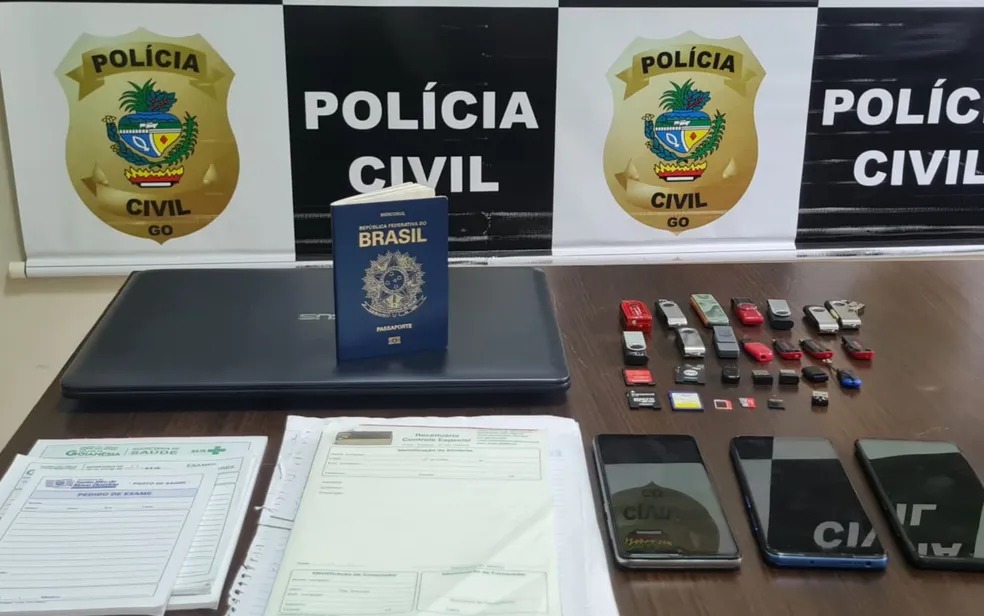 Polícia apreendeu celulares, pen drives, chips e contratos falsos (FotoDivulgação/Polícia Civil)