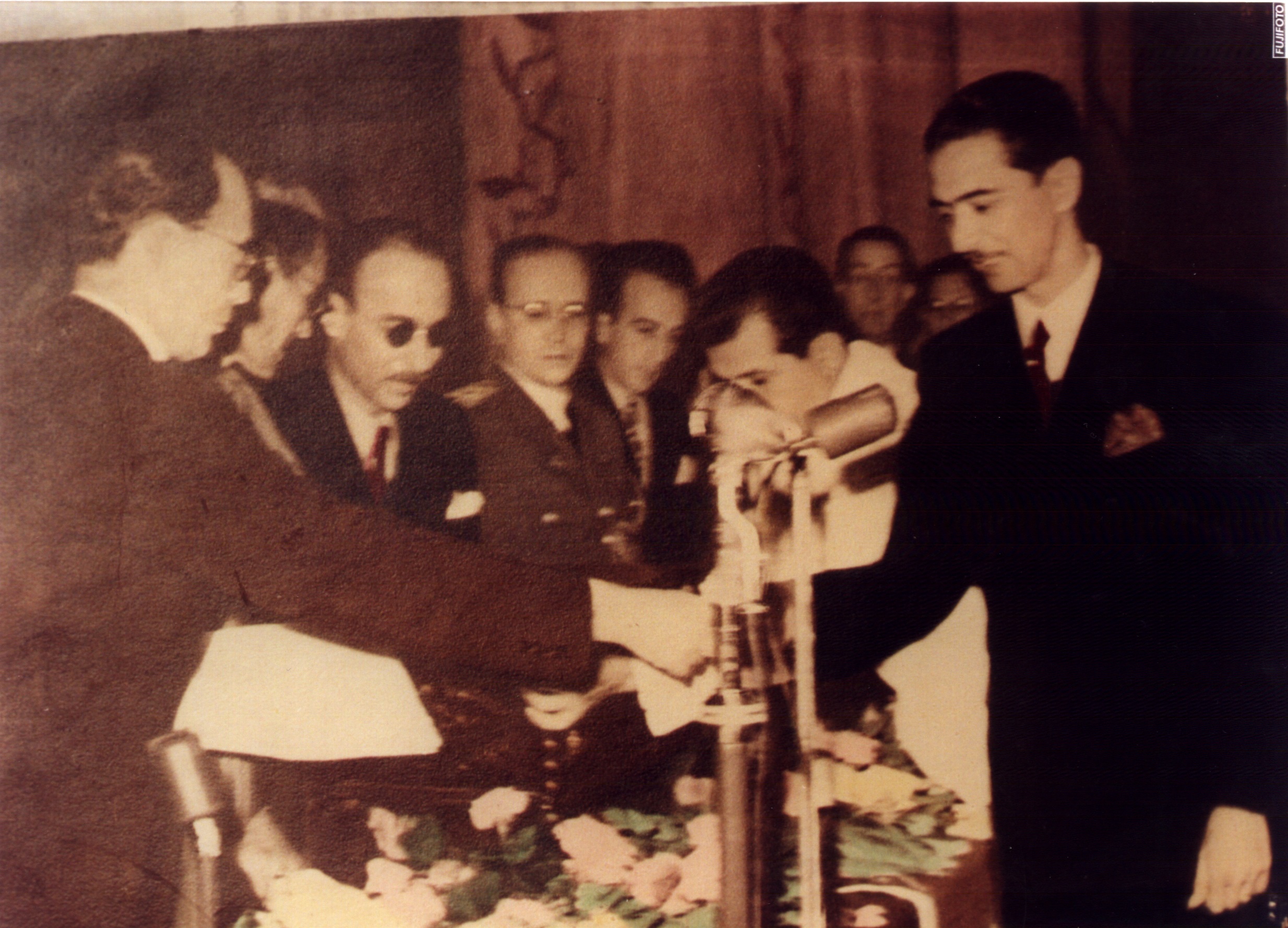 Pedro Ludovico entrega a chave da cidade ao prefeito Venerando de Freitas. 05/07/1942. Autor não identificado. Goiânia – GO. (Foto: Acervo MUZ/MIS | GO)