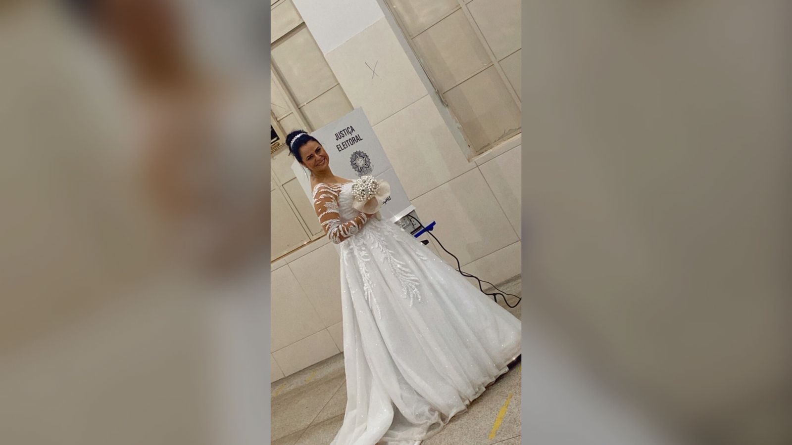Empresária sai da festa de casamento e vota vestida de noiva e com buquê em Jataí (Foto: Redes sociais)