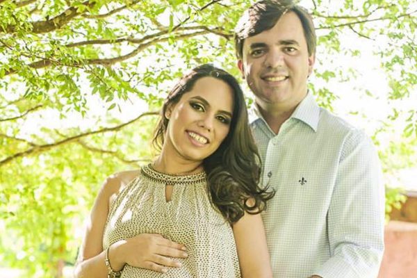 Alyssa e o dono de cartório Luiz Fernando Alves Chaves (Foto: Facebook)