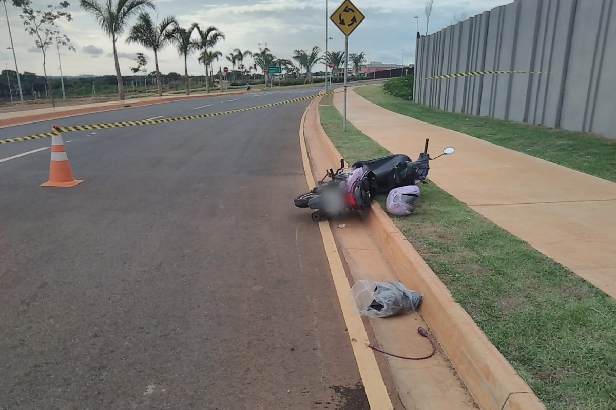 Uma motociclista de 46 anos morreu após perder o controle da direção ao tentar fazer uma curva, em Goiânia.