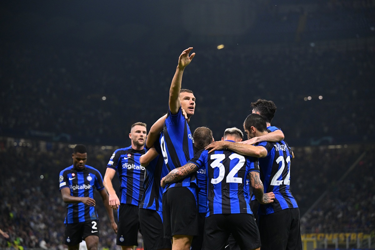 Jogadores da Inter comemoram gol na Liga dos Campeões