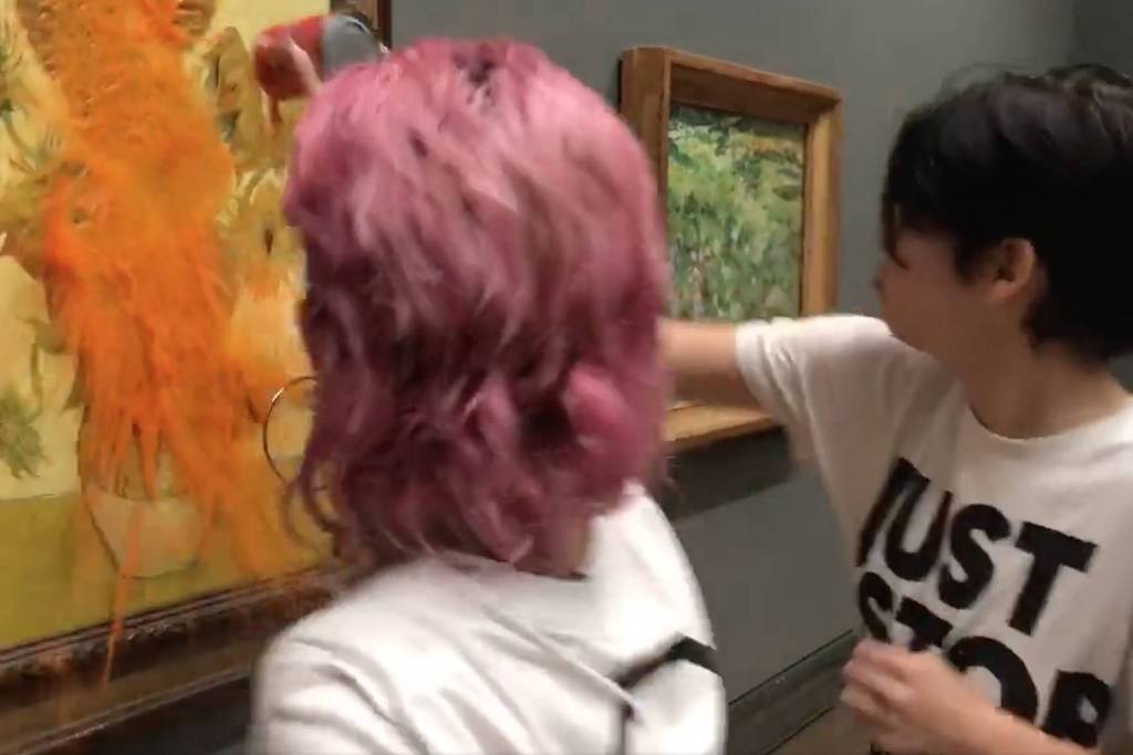 Jovens ainda se grudaram na parede da National Gallery Ativistas jogam sopa de tomate em quadro de Van Gogh; vídeo