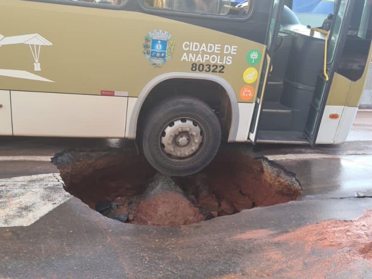 Ônibus caiu após chão ceder em Anápolis. (Foto: Divulgação)