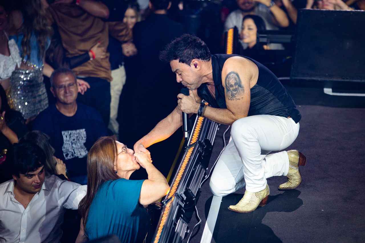 Zezé di Camargo emociona mãe, Helena Camargo, durante música de show em Goiânia