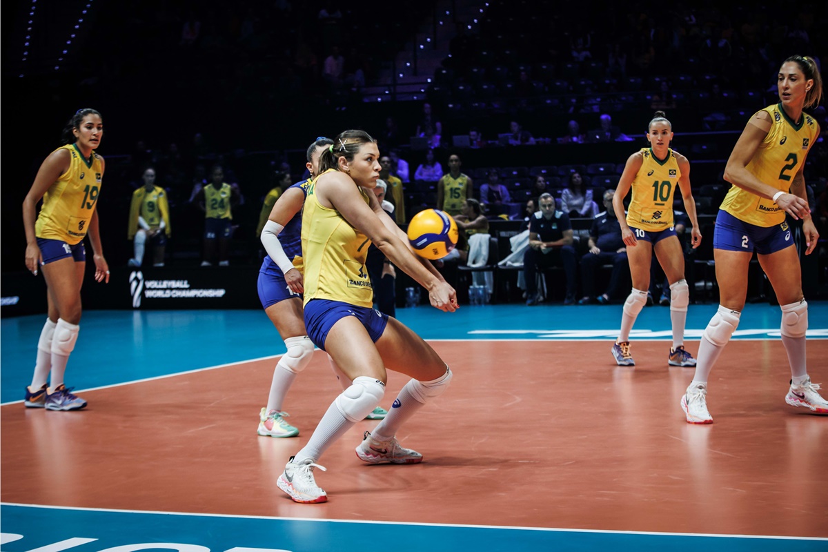 Jogadoras do Brasil durante partida no Mundial de Vôlei