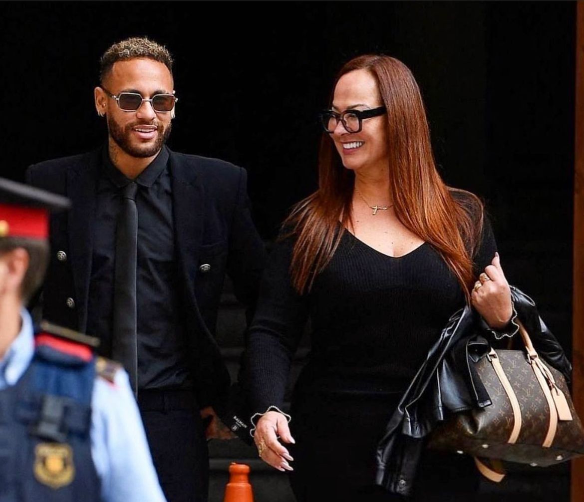 Neymar Jr e sua mãe no tribunal na Espanha