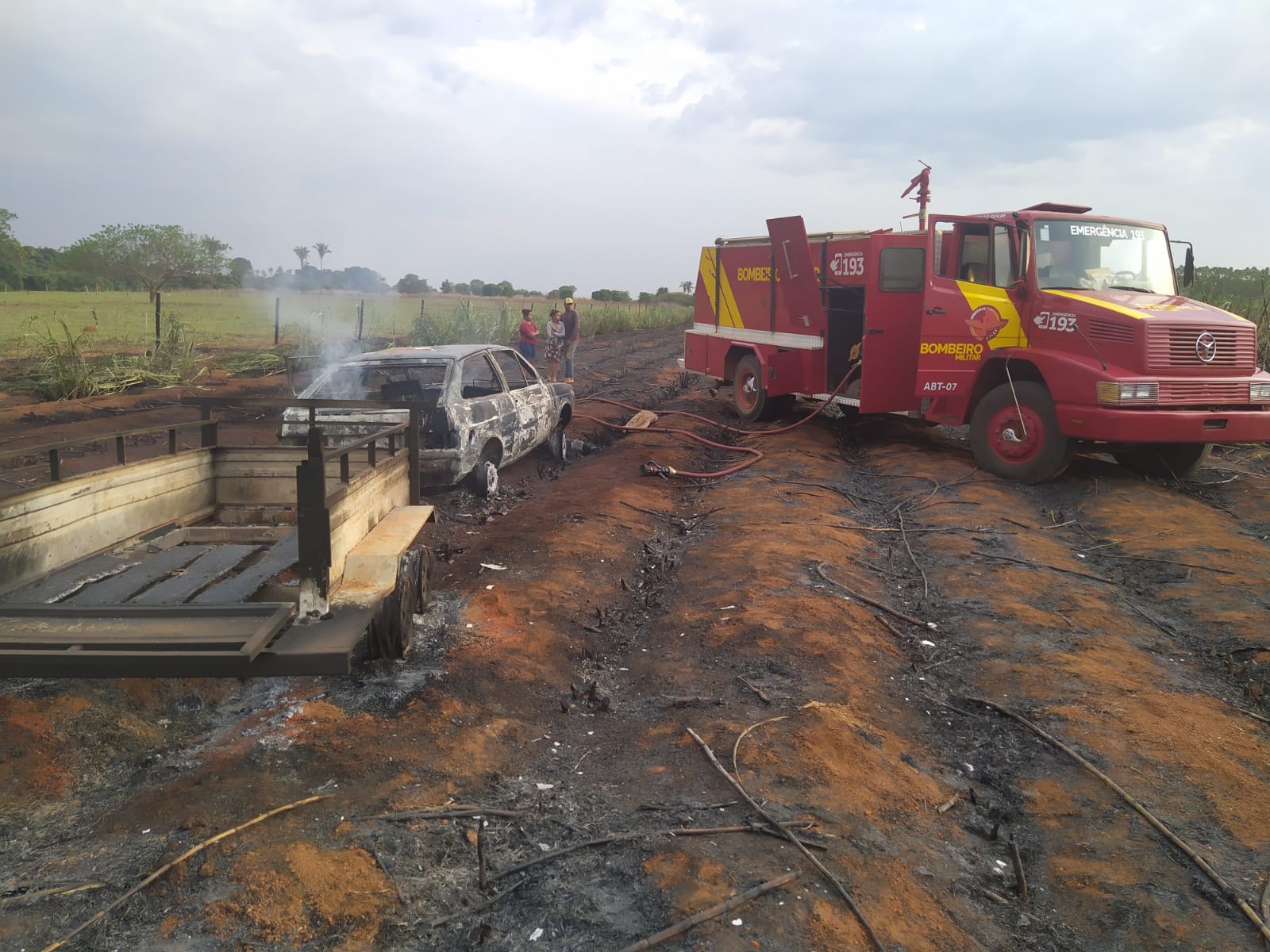 Um corpo foi encontrado carbonizado dentro de um carro que pegou fogo na zona rural de Palmeiras de Goiás. (Foto: divulgação/Corpo de Bombeiros)