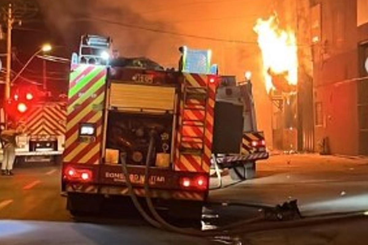 Galpão é destruído por incêndio no setor Campinas, em Goiânia (Foto: Bombeiros)
