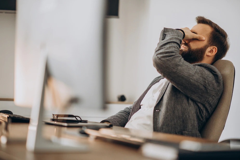 Burnout afeta um a cada 5 trabalhadores de grandes empresas, diz estudo (Foto: reprodução/Freepik)