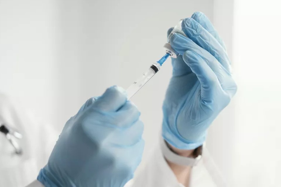 Vacina bivalente contra a covid-19 será aplicada em gestantes e puérperas a partir de 20/03, em Goiás