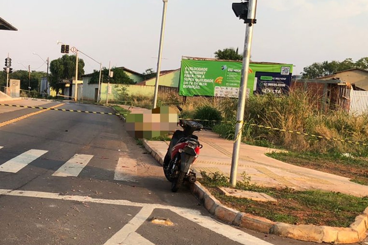 Sem capacete e na contramão, adolescente morre após colidir contra o poste em Goiânia