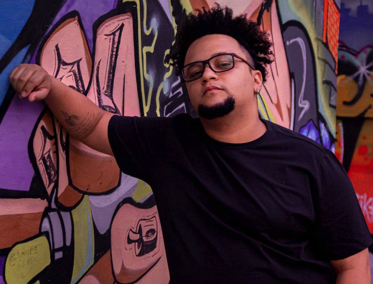 Sambista Diego Mendes se apresenta em dias de jogos do Brasil