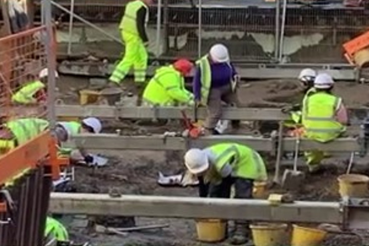 Restos humanos de mais de 240 pessoas são encontrados sob antiga loja no Reino Unido (Foto: Reprodução/Youtube)