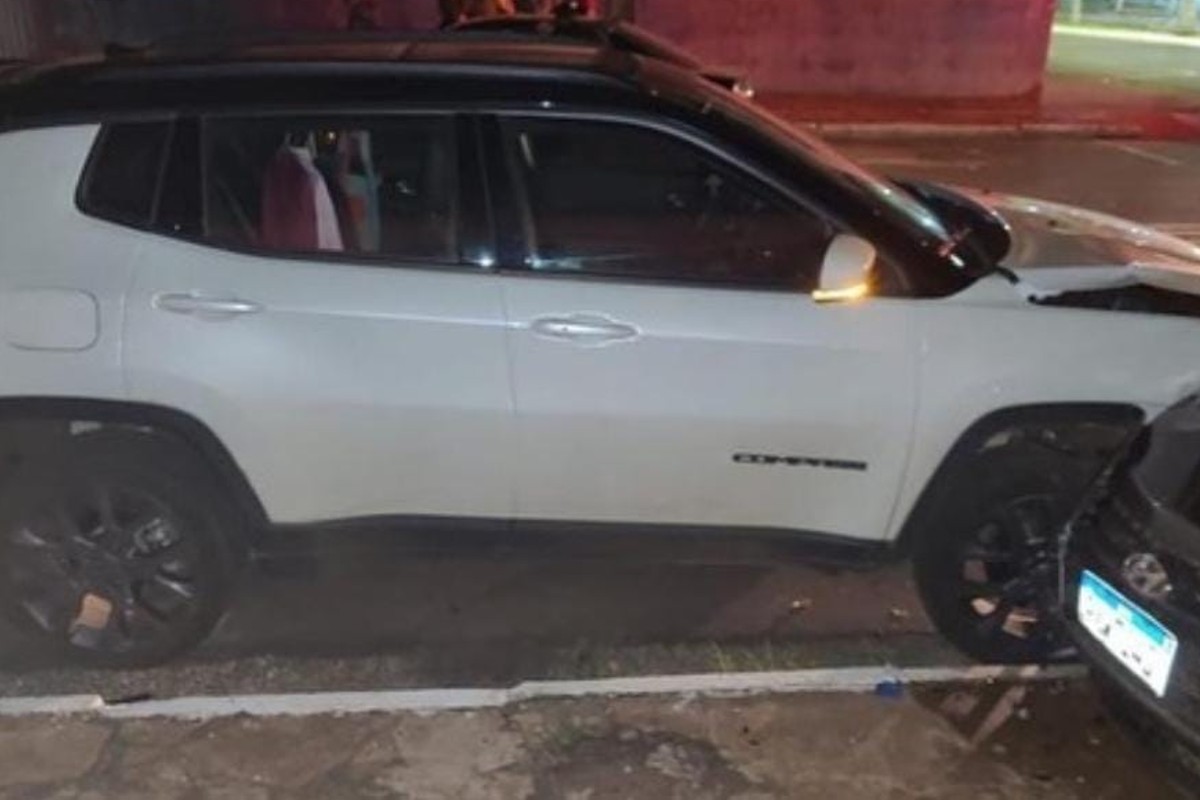 Jeep Compass estava estacionado quando foi atingido pelo HB20