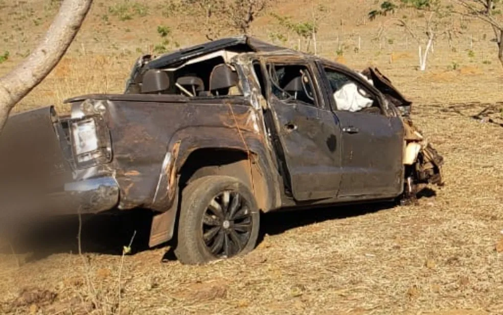 Uma jovem de 23 anos ficou ferida e foi levada ao hospital Homem morre após capotar caminhonete na GO-010, em Silvânia